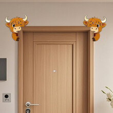 Handgemaakte rustieke decoratie met een afbeelding van een Schotse hooglandkoe die over de rand kijkt.
