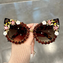 Katzenaugenbrille mit lila Farbverlaufsgläsern und floralen Strassverzierungen