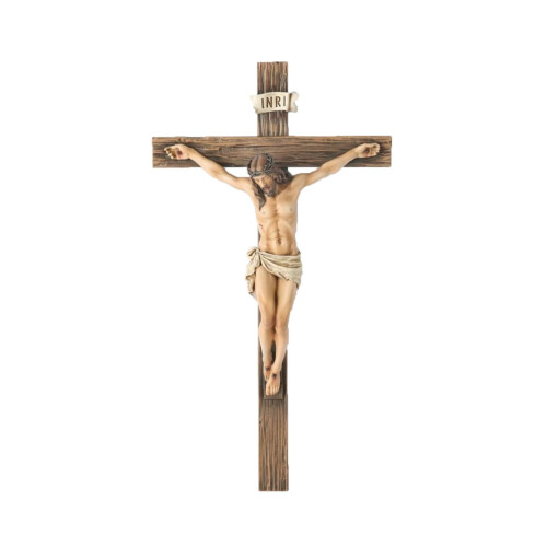 Hars kruisbeeld voor aan de muur met INRI-inscriptie