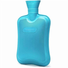 Klassische blaue Wärmflasche aus Gummi