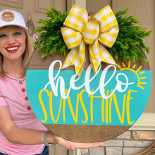 Hello Sunshine kerek fa üdvözlőtábla virágkoszorúval