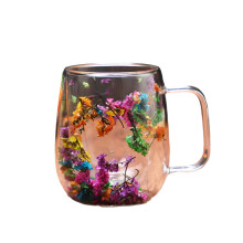 Taza de vidrio borosilicato de doble pared con flores secas