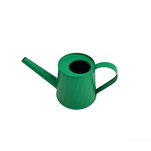 Mini chaleira de metal preta para cultivo de suculentas em ambientes internos.