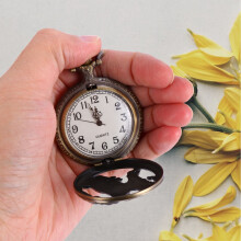 Hol zakhorloge in de vorm van een hond in koffiekleur.