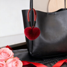 Porte-clés en forme de cœur duveteux avec pompon en fourrure, idéal pour les clés et les sacs.