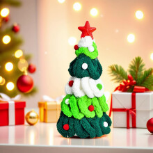 Pluche kerstboomversiering met rode en groene ballen en strik.