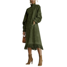 Vestido bohemio con flecos, de ante, manga larga y cuello alto, color verde oscuro.