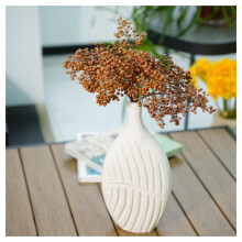 Vaso in legno bianco con texture e decorazione a foglie.