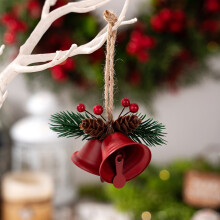 IJzeren kerstbelornamentenset met rode dennenappelaccenten
