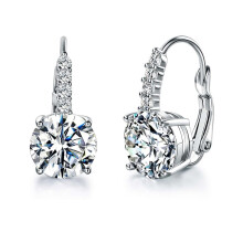 Pendientes colgantes para mujer con gema ovalada y halo de circonitas cúbicas en oro blanco de 18 quilates