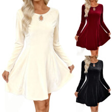 Vestido curto feminino de veludo com decote em gota nas costas e pérolas.