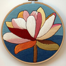 Abstract Magnolia Punch Needle Kit for Beginners – DIY Yarn Embroidery Set with Printed Pattern & Hoop (20x20cm), Compatible with Standard Punch