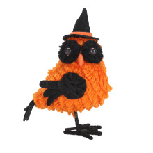 Decoratief beeldje van een vilten vogel voor Halloween, geïnspireerd op een handgemaakt knutselproject: een gebreide pompoen met gehaakte poppetjes,