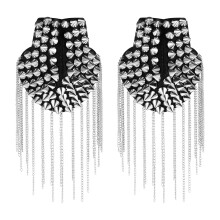 1 paio spalline con borchie, frange e badge decorativo per costume