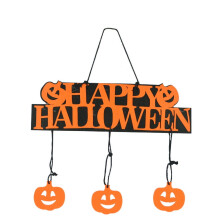 Puinen riippuva halloween-kyltti noidankummikurpitsalla