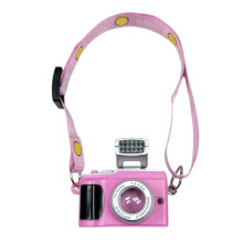 Joli porte-clés miniature portable en résine avec appareil photo et lampe torche souriante, idéal comme cadeau ou accessoire de voyage.