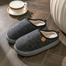 Pantoffels met dikke zool voor binnen, ideaal voor de herfst en winter. Comfortabel schoeisel met antislipdesign voor thuisgebruik.