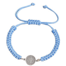 Pulsera con cruz de San Benito, de acero inoxidable y cuerda trenzada.