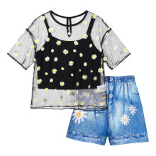 Conjunto infantil de duas peças para meninas, composto por blusa de manga curta floral transparente em tule e shorts jeans. Ideal para o verão,