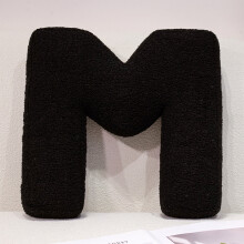 Mjuk kudde med svart bokstavsdesign 45x45 cm