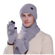Ensemble bonnet, écharpe et gants tricotés