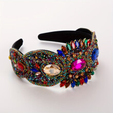 Bentiță elegantă cu strasuri și motive florale, inspirată din stilul vintage - accesoriu de păr lat și plin de farmec pentru femei | Perfectă