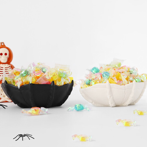 μπολ με γλυκά για το Halloween, λευκά και μαύρα πλαστικά πιάτα με γλυκά για
