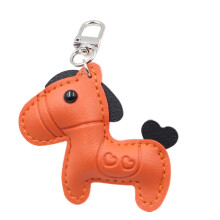 Adorable porte-clés pendentif en forme de cheval, texture cuir, idéal au quotidien et pour les occasions spéciales. Un cadeau parfait !