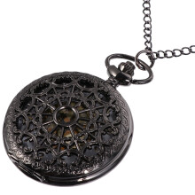 Elegante orologio da tasca al quarzo nero con design a rete traforata e sottile catena decorativa.