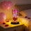 Luminária cilíndrica de vidro LED com decoração de coração e rosa 1