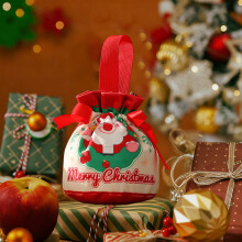 Panier-cadeau de Noël avec assortiment de chocolats et de friandises, boîte en bois décorée de flocons de neige pour la famille et les amis –