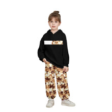 Kinder-Set aus Camouflage-Sweatshirt und Hose mit Knöchelbändern