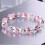 Bracelet extensible en perles de verre rose avec breloque papillon 1
