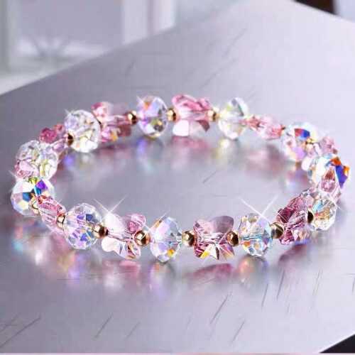 Bracelet extensible en perles de verre rose avec breloque papillon