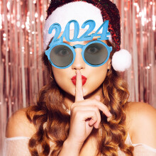 Occhiali da vista blu per Capodanno 2024, ideali per feste, decorazioni e accessori divertenti.