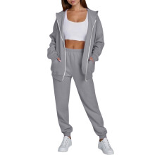 Completo sportivo da donna leggero con felpa con cappuccio e pantaloni da jogging con cerniera frontale, elastico in vita e tasche laterali.