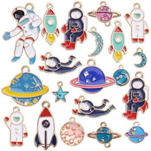 20 vergoldete Emaille-Anhänger mit Weltraummotiven