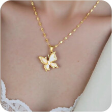 Colar feminino com pingente de borboleta dourada, ajustável.