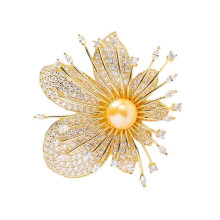 Broșă florală cu accente de cristal și perle artificiale