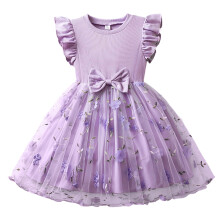 Vestido infantil com bordado floral, laço e babados.