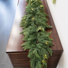 Guirlanda de Natal de Cedro com Luzes – Pinheiro Artificial Realista, Pré-iluminada para Decoração de Lareira, Escadas, Portas e Áreas Externas