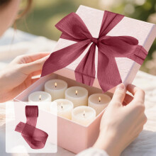 Valentijnslinten in kleurrijke rollen, gemaakt van zijdesatijn, ideaal voor het inpakken van cadeaus, het maken van strikken en het versieren van