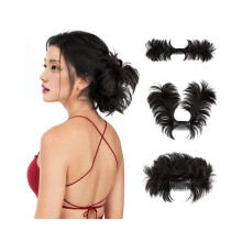 Extensión de coleta sintética con moño despeinado, cabello corto liso natural con peineta lateral y clip.