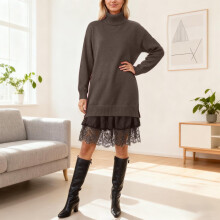 Conjunto elegante de duas peças em tricô com detalhes em renda, composto por suéter e vestido, ideal para sobreposição em camadas, confeccionado