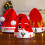 Kerstmuts van rood fluweel met geweipatroon 1
