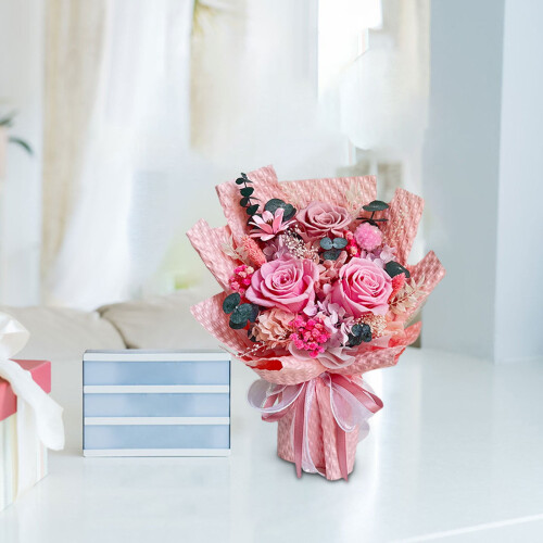 Strauß konservierter Rosen in einer Luxusbox