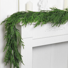 Couronne de pin décorative de Noël avec lumières – Couronne verte artificielle pour porte d'entrée, cheminée et mur – Compatible avec les
