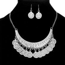 Ensemble collier pendentif pièce vintage et boucles d'oreilles crochet, bijoux ethniques faits main, parfaits pour les soirées et les événements