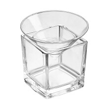 Décoration intérieure Deux verres sans pied avec refroidisseur à condiments et bol élégant, idéal pour un bar ou un repas.