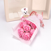 Décoration de Saint-Valentin : bouquet de mariée avec roses artificielles et feuilles, pour mariage ou décoration intérieure.